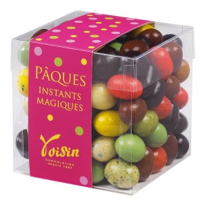 Le cube d'oeufs en chocolat multicolores